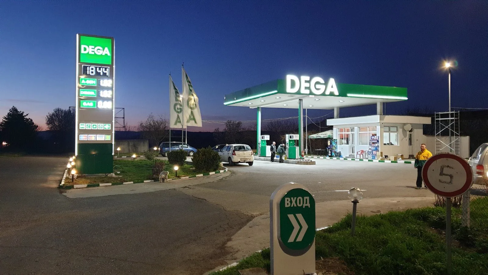 Steel Structure and Price Totem for Dega Gas Station.